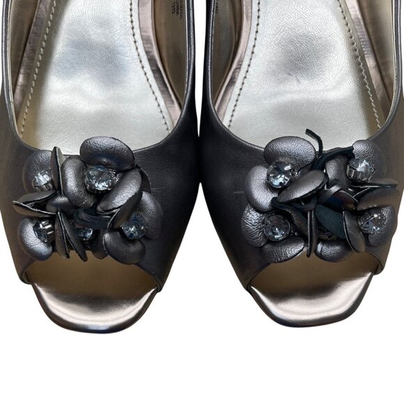 Anne Klein Ludwik Metallic Rhinestone Floral Design Slingback Sandals Sz 9.5M - Picture 6 of 10